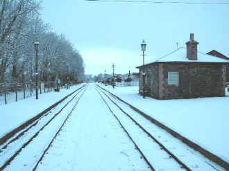 Xmas at Dinas station snow.JPG (52827 bytes)