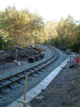 S8_TE14-10-06rails in canal currve.jpg (93000 bytes)